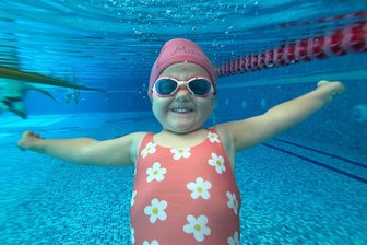 2021: Angst vor Wasser war für Lockenkopf Marla Oelschlägel schon als Baby kein Thema - Das Wasser ist ihr Element: Trotz ihres jungen Alters von erst vier Jahren kann Marla Oelschlägel schon Schwimmen und sich ganz alleine im Wasser bewegen.