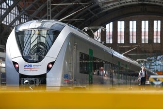 Bahnausbau Chemnitz-Leipzig: Droht "abgespeckte" Variante? - Die DB InfraGo schätzt die Kosten für den Ausbau des Nordabschnitts der Bahnstrecke Chemnitz-Leipzig fast doppelt so hoch ein wie noch vor zwei Jahren. Eine Machbarkeitsstudie soll nun klären, welche Varianten im vorhandenen Budget möglich sind. (Archivbild)