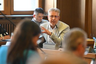 Chemnitzer Grundschulen in Gefahr? Das plant Bürgermeister Burghart - Bürgermeister Ralph Burghart erläutert im Stadtrat das Vorgehen der Stadt.