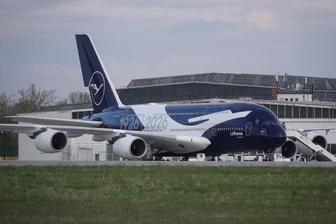 Größtes Passagierflugzeug der Welt: A380 hebt heute in Dresden ab - Der Riesenflieger der Lufthansa, der jetzt in Dresden umgerüstet und gewartet worden ist, hat eine auffällige blau-weiße Sonderlackierung. Diese hat die Maschine anlässlich des 100. Geburtstags der Lufthansa erhalten.