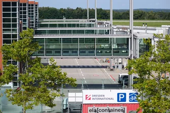 Kleinflugzeug der US Army am Flughafen Dresden notgelandet - Vorsorglich war auch die Flughafenfeuerwehr des Dresdener Airports im Einsatz. (Symbolbild)