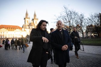 Neue Kinofilme: Geheimbund-Thriller mit Heino Ferch, Zombie-Tiere und Puppen-Horror - Eine Szene aus dem Film „Manipulation“ mit Heino Ferch (rechts) als Vater Vitus und Radoslav Gavlas als Matteo. Im Zentrum des Films steht Matteo, der von Kind an zu einer Geheimorganisation gehört und in dieser befördert wird – mit Folgen. „Manipulation“ bewegt sich in einem Spannungsfeld, das im Kino immer wieder fasziniert hat: der Einzelne gegen ein System, das kaum greifbar ist.
