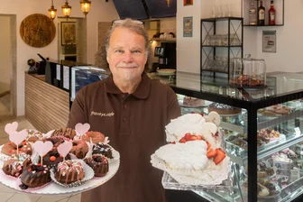 Neues Restaurant im Erzgebirge: Gastronom erfüllt sich Lebenstraum - Inhaber Frank Niebuhr präsentiert die Backspezialitäten von „Frankys Cafe“ im Bärensteiner Ortsteil Niederschlag.