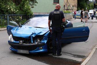 Verfolgungsjagd im Erzgebirge endet mit Unfall auf B 101 – Polizei nennt neue Details - Bei dem Unfall auf der B 101 in Lauter ist der Pkw demoliert worden.