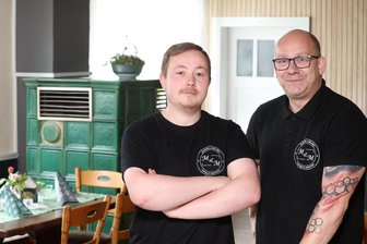 Wiedereröffnetes Gartenlokal „Lichte Höhe“ in Zwickau: „Können noch Buchungen für Schulanfang 2026 annehmen“ - Manuel Pansa (links) und Marco Sarfert sind die neuen Betreiber der „Lichten Höhe“, einer Gaststätte im Grünen.