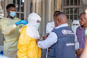 Zahl der Ebola-Toten im Kongo steigt weiter an - Ein medizinischer Mitarbeiter zieht einen Schutzanzug an.