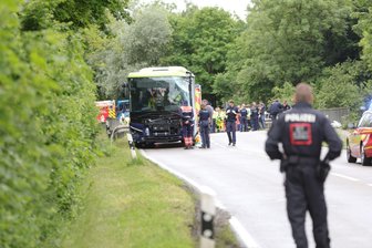 Zweistellige Zahl an Verletzten nach Bus-Kollision - Ein Linienbus und ein Reisebus waren auf einer Staatsstraße im Landkreis Dachau zusammengestoßen.