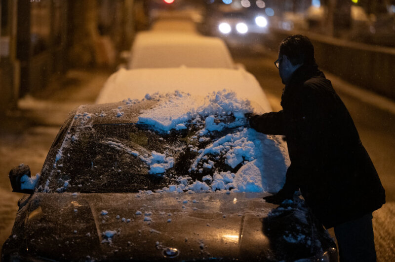 Blaulichtreport: Auto gerät auf Schnee ins Rutschen und landet auf dem Dach