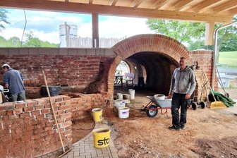 30 Jahre Langenweißbach: Jetzt wird in den Ortsteilen Weißbach und Grünau gefeiert - Arbeitseinsatz am Ringbrandkalkofen Grünau. Zum Sommerfest am Freitag ist das Areal bereit.