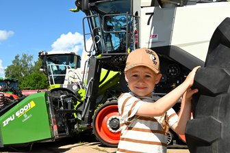Rekord bei Agraset Naundorf: Gut 10.000 Besucher bei Hoffest - Der vierjährige Max aus Thalheim bestaunte die riesigen Mähdrescher bei Agraset.