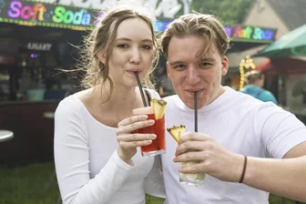 Annaberger Kät: Schneller, höher, leckerer – aber auch teurer? - Hannah Ziranke und Paul Neyer aus Mainz genießen ihren Besuch auf der Annaberger Kät. Der 17-Jährige erlebt das traditionsreiche Volksfest zum ersten Mal.