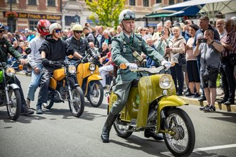 Ansturm bei Oldtimertreffen im Vogtland: „Das ist schon fast ein Volksfest“ - Oldtimertreffen und Volksfest in einem: Die vierte „Baron von Trützschler Classic“ am Sonntag in Falkenstein lockte die Massen an.