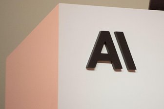 Anthropic macht Top-KI-Modell mit Einschränkungen verfügbar - Das Ki-Modell Mythos von Anthropic fand zum Teil über Jahrzehnte unentdeckt Software-Schwachstellen. (Symbolbild)