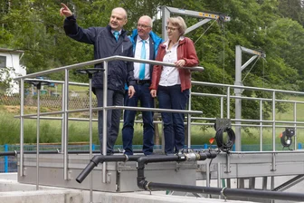 Anwohner atmen auf: Millionenprojekt im Erzgebirge lässt Gestank verschwinden - ZWW-Geschäftsführer Frank Kippig, Verbandschef Wolfgang Leonhardt und Elterleins Bürgermeisterin Annette Ficker beim Besichtigen der Kläranalge.