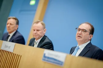 Appell an Innenminister: Mehr Schutz vor rechter Gewalt - Vorsitzender der Innenministerkonferenz von Bund und Ländern ist aktuell Hamburgs Innensenator, Andy Grote (M). (Archivbild)