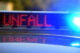 Auto kracht in Moped – zwei Jugendliche schwer verletzt - Zwei Jugendliche sind bei einem Zusammenstoß zwischen einem Moped und einem Auto auf der B6 bei Löbau schwer verletzt worden. (Symbolbild)