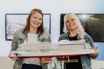 Beim Frankenberger Stadtfest geht es zu wie auf hoher See - Franka Schulze (l.) und Sindy Kurz im Sonnenklar.TV-Reisebüro in Frankenberg.