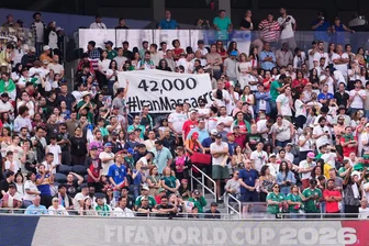 Bericht: Iran geht gegen seine protestierenden Fans vor - Iranische Fanproteste im WM-Stadion.