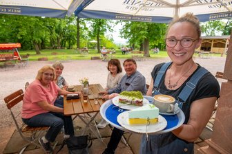 Biergärten in Mittelsachsen: Treffpunkte für Familien, Freunde und Genießer - Nicht nur bei schönem Wetter ist das „Waldschlösschen“ auf dem Rochlitzer Berg eine beliebte Rast. Chefin Claudia Fröhlich-Keucher serviert Gästen Cappuccino und Kuchen.