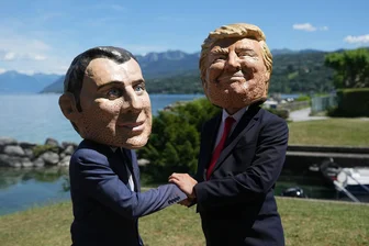 Bilder des Tages vom 14.06.2026 - Die satirischen "Riesenköpfe" der G7-Staats- und Regierungschefs von Oxfam, die den französischen Präsidenten Emmanuel Macron (l) und US-Präsident Donald Trump darstellen, stehen in Evian-les-Bains, im Vorfeld des G7-Gipfels, der vom 15. bis 17. Juni in Frankreich stattfinden soll.