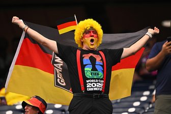 Bilder des Tages vom 14.06.2026 - Fußball, Männer: WM, Deutschland - Curaçao, Vorrunde, Gruppe E, 1. Spieltag, Houston-Stadion. Ein Deutschland-Fan macht Stimmung vor dem Spiel.