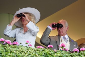 Bilder des Tages vom 16.06.2026 - Alles im Blick: Königin Camilla und König Charles III. verfolgen die Rennen auf der Royal Ascot auf der Pferderennbahn.
