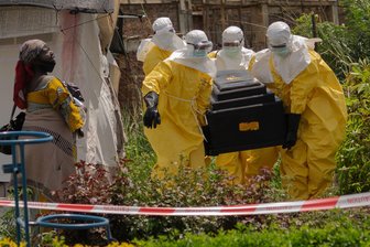 Bilder des Tages vom 20.05.2026 - Ebola-Ausbruch im Kongo: Rotes Kreuz bringt den Sarg aus dem Gesundheitszentrum hinaus