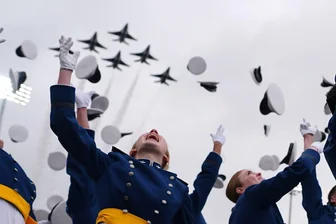 Bilder des Tages vom 28.05.2026 - Thunderbirds krönen Abschlussfeier an der Air Force Academy mit spektakulärem Überflug