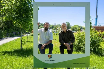 Bilderrahmenprojekt der Region Zwickau erreicht Glauchau - OB Marcus Steinhart (l.) und Landrat Carsten Michaelis am neuen Bilderrahmen.