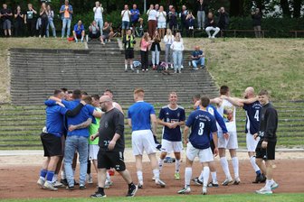 Blau-Gelb Mülsen jubelt beim Meeraner SV: „Wir sind froh, dass wir durch sind“ - Die Mülsener Fußballer lagen sich nach dem Abpfiff in den Armen und holten sich den Beifall der mitgereisten Fans ab.