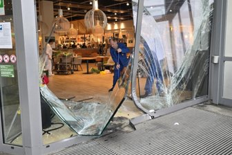 Brachialer Einbruch im Weischlitzer Globus-Markt: „Ich bin wirklich sprachlos“ - Zerstörte Glasfront am Globus-Markt in Weischlitz: Die Täter rasten mit einem VW Passat in die Fassade.