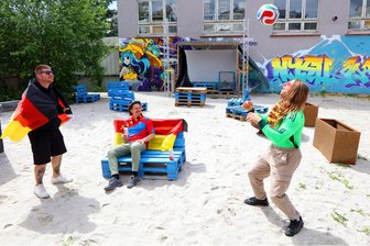 Crimmitschau hat jetzt einen Stadtstrand: So wird die ehemalige Fabrik zu einer Sommeroase - Zurkraft-Chef Tadeusz Pauer (Mitte) stimmt sich gemeinsam mit seinen Mitstreitern Lucas Brauer (l.) und Frank Sören Großkreutz auf den „Fußballsommer am Beach“ ein.