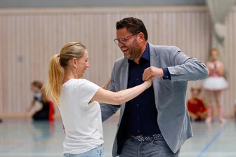 Dance-Cup in Hohenstein-Ernstthal: Wenn selbst der Oberbürgermeister die Hüften schwingt - Oberbürgermeister Lars Kluge beim Eröffnungstanz mit Antje Zerbes.
