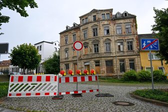 Das Ende eines jahrzehntelangen Verfalls: Haus in Burgstädt wird zwangsabgerissen - Der Landkreis lässt das marode Gebäude abreißen. Der Weg davor ist schon länger zur Sicherheit gesperrt.