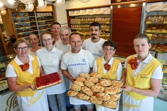 Das Erfolgsrezept einer Chemnitzer Bäckerei: „Hier habe ich das Gefühl, ich bin zu Hause“ - Das Team (v.l.n.r.): Heidi Pietschmann, Suezana Kanonoik, Fanni Pietschmann, Steffen Dietrich, Raymond Giebhardt, Thorsten Ungethüm, Hassan Montrib, Nicole Pluta, Lilli Pietschmann.