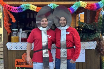 Das gibt’s nur im Erzgebirge: Beierfeld macht sich zum Löffel - Vom Faschingsverein: Carlos Oelsner und Lars Friedrich (v.l.) passend in Löffelkostümen.