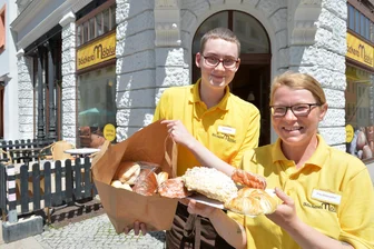 Das ist die meistgestellte Frage der Kunden der Oederaner Bäckerei Möbius - Mandy Kiesewalter und Markus Grimm zeigen Überraschungstüten, wie sie auch in der Filiale der Bäckerei Möbius an der Kesselgasse in Freiberg angeboten werden.