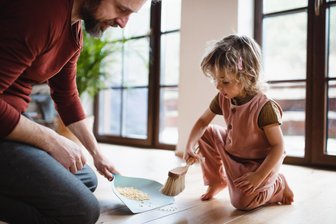 Die Familienkolumne: Eltern als Sklaven ihrer Kinder? - Wer was verkippt, räumt es auf, ganz einfach. Erst mit Anleitung, irgendwann klappt das auch allein.