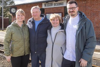 Die Jahns: Eine Familiengeschichte hinter einem der angesagtesten Lokale im Erzgebirge - Die Jahns aus Neudorf: Tochter Annett, Vater Wolfgang, Mutter Kerstin und Sohn Peter (v.l.). Die Familie treibt in ihrem Heimatdorf Neudorf viele Projekte voran.