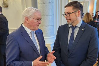 Dörfer in Not: Was ein Bürgermeister aus dem Landkreis Zwickau dem Bundespräsidenten sagt - Besuch im Schloss Bellevue: Matthias Trenkel im Gespräch mit Frank-Walter Steinmeier.