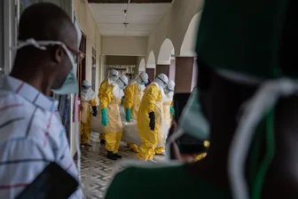 Ebola-Ausbruch im Kongo: Rotes Kreuz warnt vor langem Kampf - Das Virus kann auch durch Kontakt mit Verstorbenen verbreiten (Archivbild)