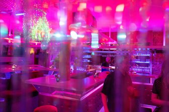 Eine Nacht im Swingerclub - Hinterm Glitzervorhang: Die Bar im Swingerclub Avantgarde.
