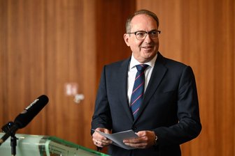Einigung zu Return Hubs: Suche nach Drittstaaten läuft noch - Bei einer kurzfristig anberaumten Pressekonferenz erklärt Bundesinnenminister Alexander Dobrindt (CSU), warum er große Hoffnungen in die nun vereinbarte EU-Verordnung setzt.