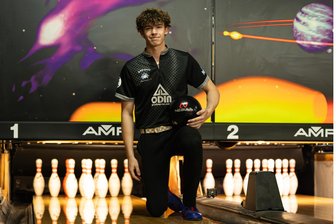 Einst beim Chemnitzer FC, nun Bowling-Europameister: „Die Leute wundern sich, warum ich viele Bälle dabei habe“ - Marvin Voigt auf der Anlage, wo für ihn alles angefangen hat. Im Vita Center in Chemnitz trainiert der Schüler nicht nur, sondern hat dort auch einen Nebenjob.