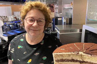 Eistorte, Kalter Hund und Eis aus Muschel-Waffeln: Die Erfolgsrezepte der Pieschels in Treuen - Bettina Pieschel, die Eis- und Tortenkönigin von Treuen, ist sieben Tage die Woche von morgens bis abends für die Gäste des Eiscafés da.