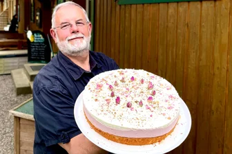 Erdbeer-Rosen-Torte im Talsperrencafé Lichtenberg: Ein Stück Sommer mit Rosenaroma - Roland Heldt vom Talsperrencafé in Lichtenberg/Erzgebirge mit einer Rosen-Erdbeer-Torte.