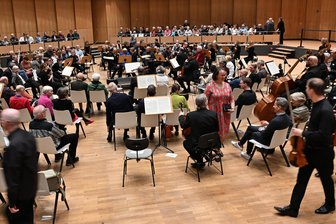 Erste Saison des neuen Chemnitzer Generalmusikdirektors: „Wir haben uns super eingegroovt“ - Die Konzertreihe „Im Klang“, bei der das Publikum zwischen den Musikern sitzt, hat sich schnell zu einer Attraktion entwickelt. Sie wird auch in der neuen Saison weitergeführt.