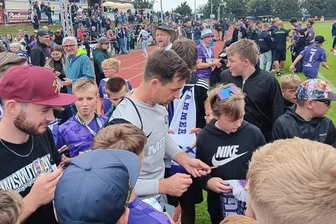 Erzgebirge Aue: Veilchen reisen für Testspiele „auf die Dörfer“ - Erst im Juli 2025 war der FCE um Keeper Martin Männel in Marienberg zu Gast. Damals für ein Testspiel gegen Cottbus.