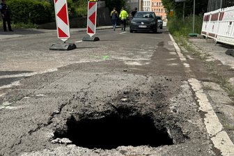 Erzgebirge: Riesiger Hohlraum unter Straße entdeckt - In Annaberg-Buchholz ist Dienstagmittag ein riesiger Hohlraum unter der Bärensteiner Straße in der Nähe des Berufsschulzentrums entdeckt worden.
