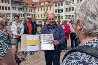 Ex-Kriminalkommissar bei erster True-Crime-Tatortführung in Freiberg - Originalfotos von Brandstiftungen zeigen reale Verbrechen.